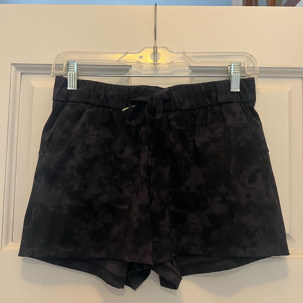 CRZ YOGA Black Patterned Athletic Shorts